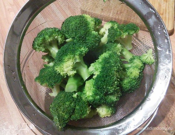 В подсоленной воде отварить брокколи, откинуть на дуршлаг, дать стечь воде. Также поступить со шпинатом, избавив его от лишней влаги. 