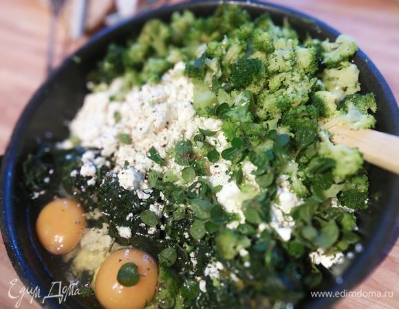 Для начинки вилкой измельчить фету, соединить со шпинатом, мелко порезанной брокколи, петрушкой ( я петрушку заменила свежим орегано), яйцами, поперчить. 