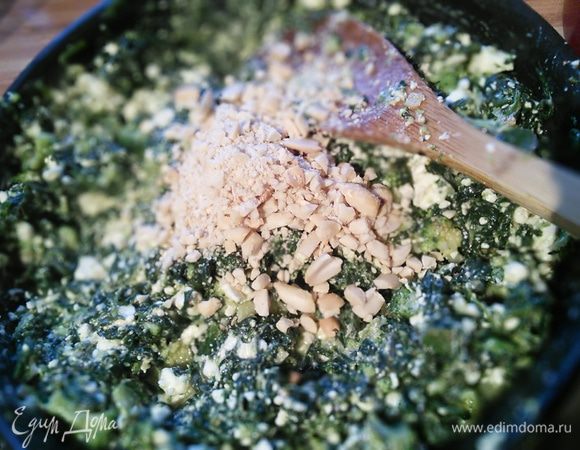 Добавить обжаренные и порубленные орехи.