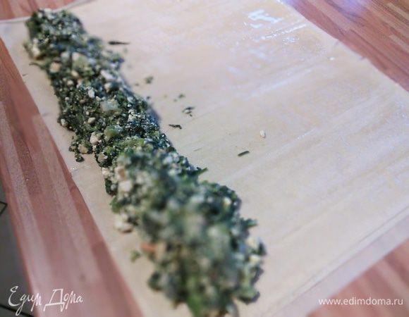 Каждый рулет состоит из 4 листов теста, которые нужно промазать маслом и сложить один на другой. Начинку поместить вдоль широкого ребра прямоугольника.