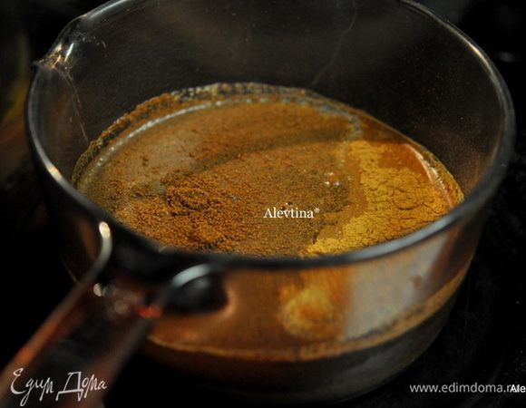 Приготовим в кастрюльке рассол, смешав в воде сахар, соль, черный перец, корицу,имбирь,гвоздику. Поставим на огонь , доведем на кипения, убавим огонь и помешиваем готовим 5 мин.ещё.