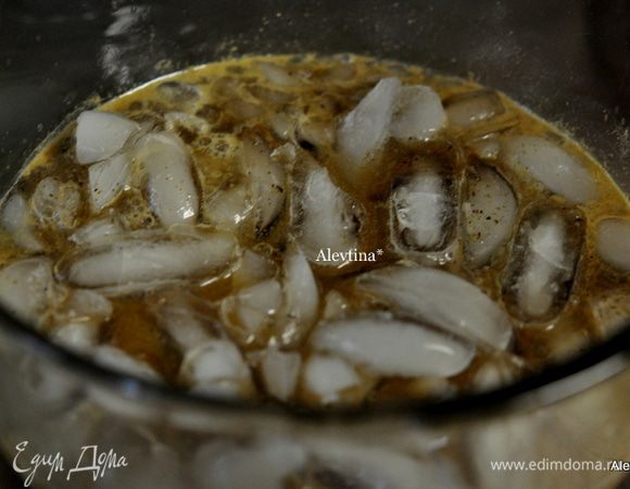 Снимем с огня, добавим тут же лед, затем наш кусок говядины. Закроем пленкой, поставим на ночь в холодильник.
