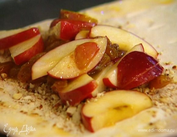 Выложить яблоки, накрыть второй половиной, прорезанной полосками.