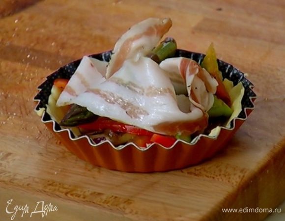 Сверху поместить по полоске сала — если оно достаточно тонкое, можно собрать его гармошкой.