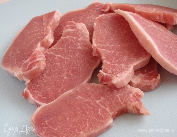 Мясо нарезать пластиками, толщиной не больше сантиметра.
