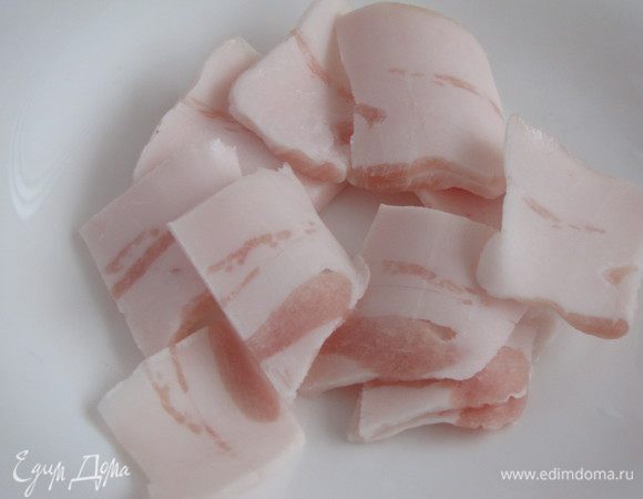Сало нарезать очень тонко.