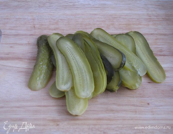 Маринованные огурчики так же нарезать очень тонко.