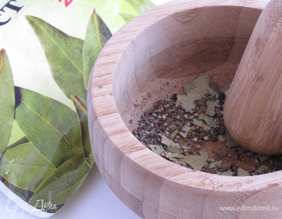 Поместить в ступку черный и душистый перец горошком, растереть. Добавить молотый лавровый лист по вкусу. У меня не было молотого, поэтому  просто раскрошила обычный лист.