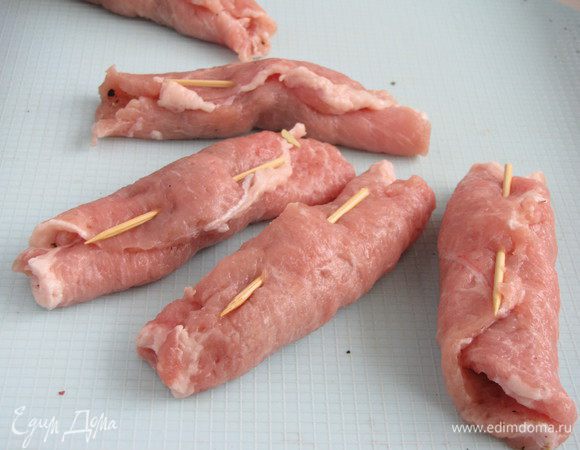 Свернуть в тугой рулетик и скрепить зубочисткой.