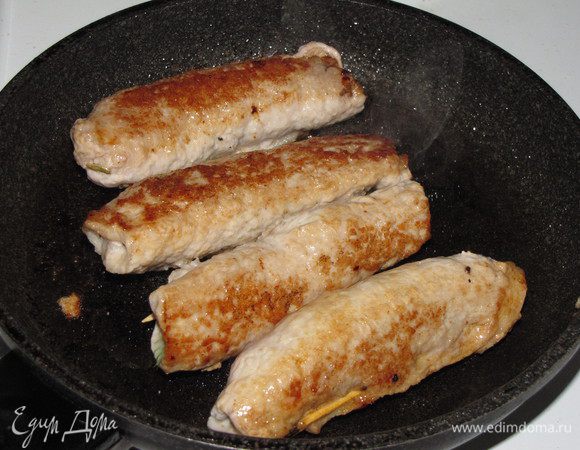 Разогреть в сковороде с высокими ботиками или сотейнике  растительное масло и обжарить рулетики со всех сторон порциями. 