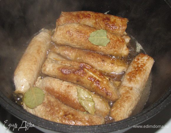 Добавить немного мясного бульона, чтобы он закрыл лук и потушить минут 10-15. Вместо мясного бульона можно взять сметану, обмазать рулетики и довести до готовности в духовке.)))