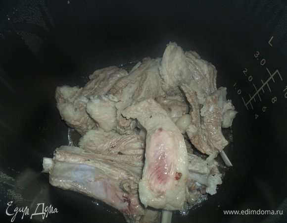 Ребра помыть, просушить и нарезать. Смешать по 1/2 ч. ложки паприки, сахар, кориандр, куркума, имбирь, орегано, чебрець и 1 ч.л. соли с 1 ст. л. оливкового масла. Этой смесью намазать ребра и оставить хотя бы на пол часа. Затем в мультиварку на 1 час на тушение.