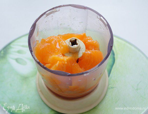 Нарезать хурму. В блендере измельчить с 20 мл коньяка.