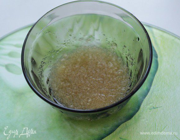 Желатин замочить в 3 ст. л. воды на 10 минут, затем нагреть на водяной бане, добавив одну ложку пюре хурмы, все перемешать. Перемешать желатин с оставшимся хурмой.