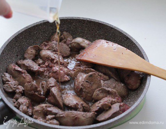 Сливочное масло распустить вместе с тимьяном в сковороде, и обжарить печень до золотистой корочки  5 минут. Почти в самом конце налить в печень коньяк и дать потушится ей еще 5 мин..