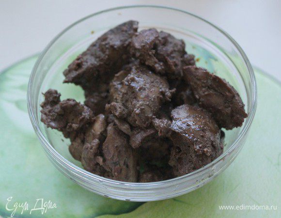  Готовую печень выложить в миску и сбрызнуть бальзамическим укусусом, приправить солью, перцем по вкусу и остудить.