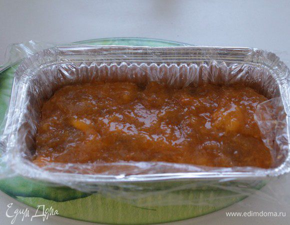 Форму  застелить пищевой пленкой.Присыпать дно перцем розовым, выложить половину печени.