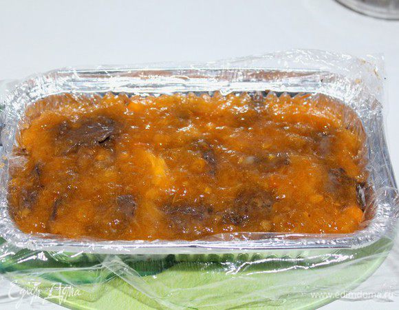 Затем слой пюре хурмы,оставшаяся половина печени.Закрыть пленкой и поставить в холодильник на 3 – 4 часа.