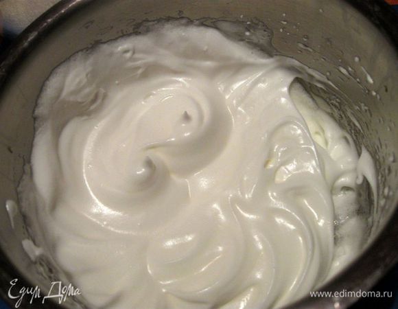   Взбивать до образования крепкой пены.