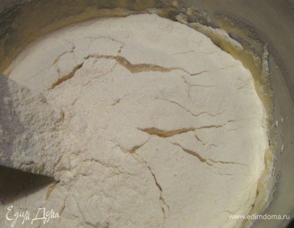  К желткам добавить белки, аккуратно перемешать.  Добавить муку, просеивая ее еще раз через сито. Бережно перемешать. 
