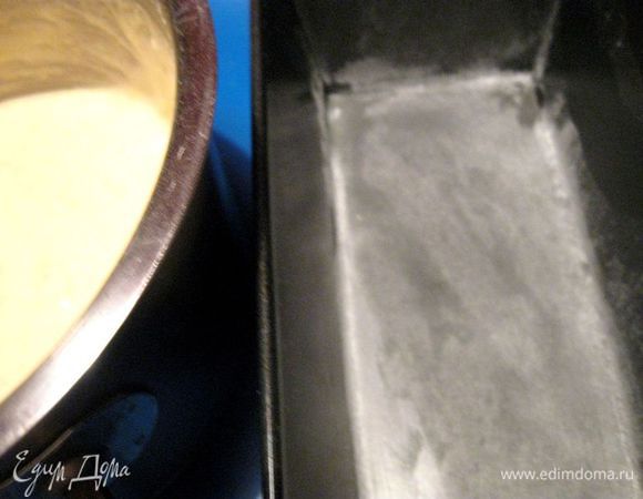 Духовку разогреть до 200 градусов. Дно (только дно!!!) смазать маслом, дно формы посыпать мукой, стряхнуть излишек муки. 