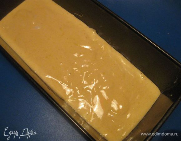 Выложить массу в форму и отправить в духовку на 30 минут. Дверцу духовки не открывать во время выпечки.
