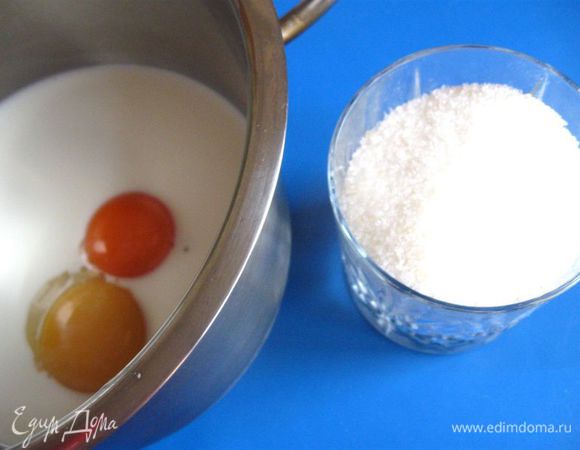 Приготовить сироп для пропитки. Смесь сахарного песка с водой поставить на огонь до полного растворения (помешивать).  Выключить газ. Добавить коньяк, остудить.
Можно приступать к приготовлению крема. Для этого надо оставить масло при комнатной температуре на некоторое время (до мягкости). Сварить сироп: желтки смешать с молоком, добавить сахар.
