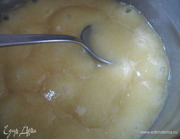  Поставить на слабый огонь, довести до кипения при постоянном помешивании. Смесь кипятить минут 5 до крупных пузырей. Снять с огня. Дать полностью остыть.
