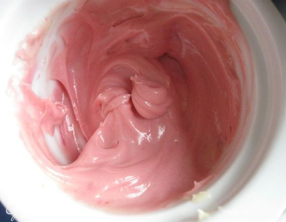 Крем нужно разделить на две части, в одну часть (чуть меньшую)  добавить какао – порошок, перемешать миксером.
От белого крема в две небольшие емкости отложить по 1 ст.л. крема. В одну - добавить варенье (без ягод).
