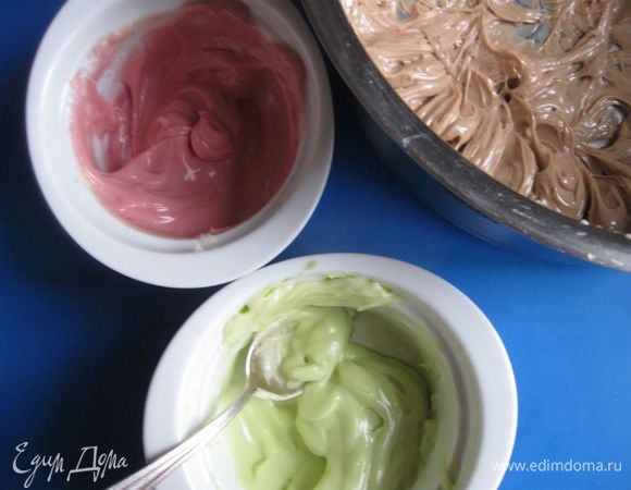 Шпинат помыть, просушить, измельчить листья и стебли, выжать сок. Добавить к другой части крема 1 ч.л. сока шпината. Перемешать.