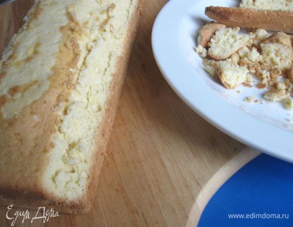 С бисквита срезать под углом верхний край (по длине)  с одной и другой стороны. 