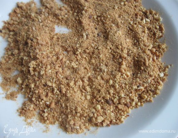 Срезанные части измельчить и пропечь в духовке на пекарской бумаге  до слегка коричневатого цвета (не передержать!) при температуре 200 градусов. Через несколько минут проверьте бисквитную крошку. Вынуть из духовки, переложить на тарелку.