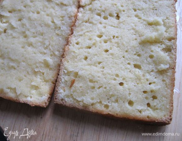 Разрезать бисквит на 3 части вдоль. Пропитать их хорошо сиропом для пропитки. 