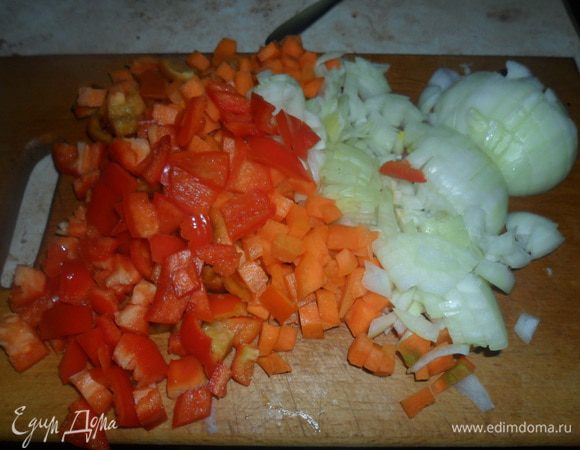 Нарезаем лук, морковь и перец.