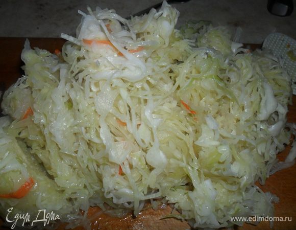 Пережариваем и добавляем квашенную капусту. Жарим помешивая.