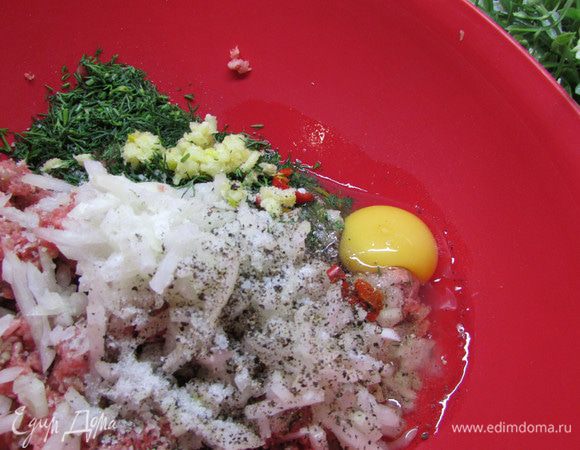 В миске соединить фарш (фарш может быть любой - куриный, смешанный; у меня был кусочек постной говядины, его и перемолола), зелень укропа, чеснок, перец чили. Добавить яйцо. посолить и поперчить по вкусу. Хорошо вымесить.