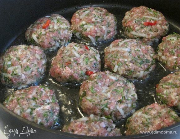 Обжарить котлетки на растительном масле с обеих сторон.