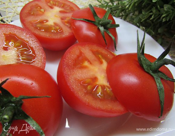 Помидоры вымыть, обсушить и разрезать на две половинки.