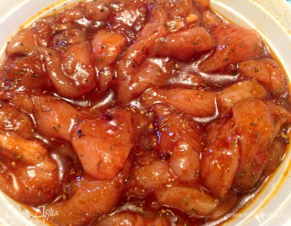 Промытую грудку сначала режем на полоски, затем каждую полоску наискось на небольшие кусочки, делаем маринад : масло+ соевый соус+ мед+ паприка+ итальянские травки или прованские...складываем туда кусочки курицы и даем постоять без холодильник 30 минут.