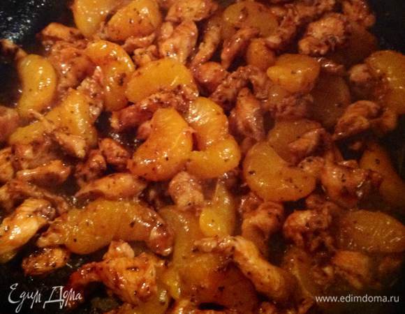 Хорошо разогреваем сковородку без масла, потому что масло у нас в маринаде...выкладываем все содержимое на сковородку начинается процесс выпаривания маринада...делаем все это на большом огне без крышки...как только процесс выпаривания закончился и начался процесс обжарки мы добавляем мандарины...