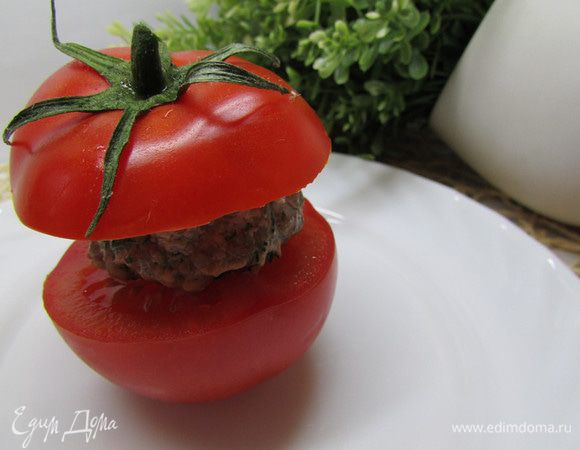 Накрыть верхней частью и сколоть всё зубочисткой.