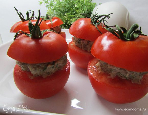 Выложить в форму для запекания. Я слегка сбрызнула растительным маслом, но это не обязательно. Отправить в разогретую духовку (180-190 градусов). По времени надо следить, чтобы помидоры не развалились. Я немного не уследила и помидорка слишком испеклась, но на вкусе это не отразилось.