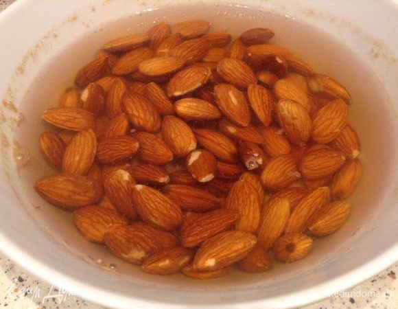 Миндаль залить кипятком и очистить.