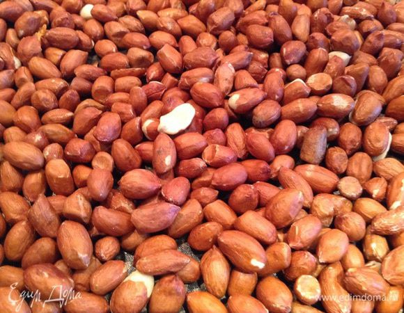 На сухую сковородку выложить арахис, часто мешать, очистить. ( с фундуком поступить аналогично).