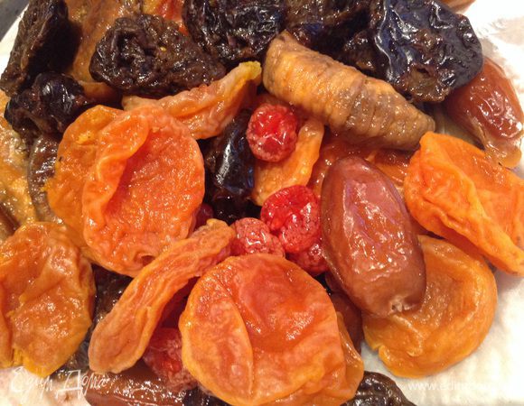 Фрукты залить кипятком, дать постоять 5 минут, слить воду и подсушить бумажным полотенцем.