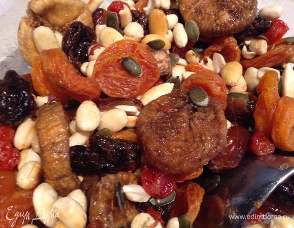 Смешать орехи, сухофрукты, семечки.