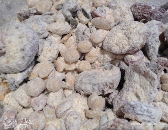 Смешать муку, разрыхлитель, сахар и пересыпать в смесь.