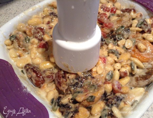 Все смешать и переложить в форму для выпечки.