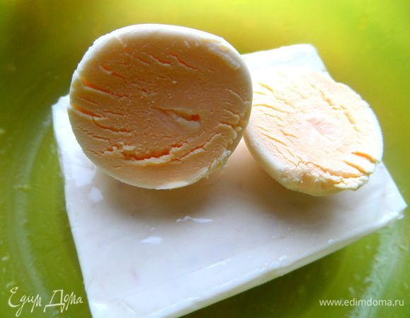 Желток остался от завтрака...Просто разминаем его вилкой с плавленным сырком.