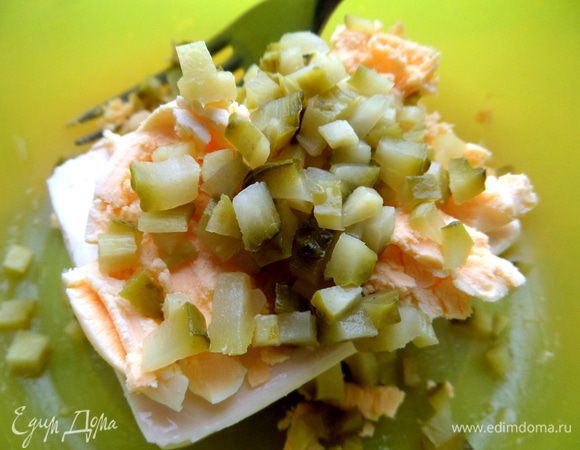 Высыпаем огуречную крошку...